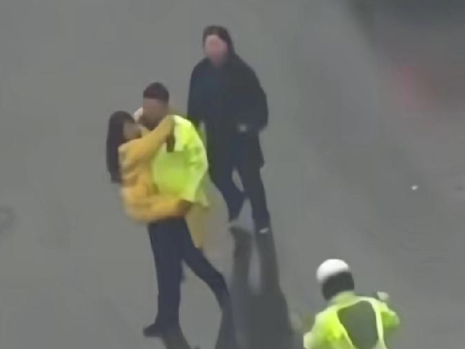 早上，女子赤脚跑到公路上，穿着睡衣披散着头发，发疯似的跑到公路中间跪拜，随后躺在