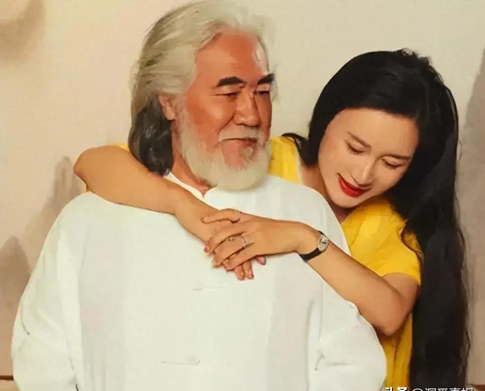她生第三胎那天，他连续守了两天两夜，没合眼。不是拍戏，不是采访，就是医院走廊里