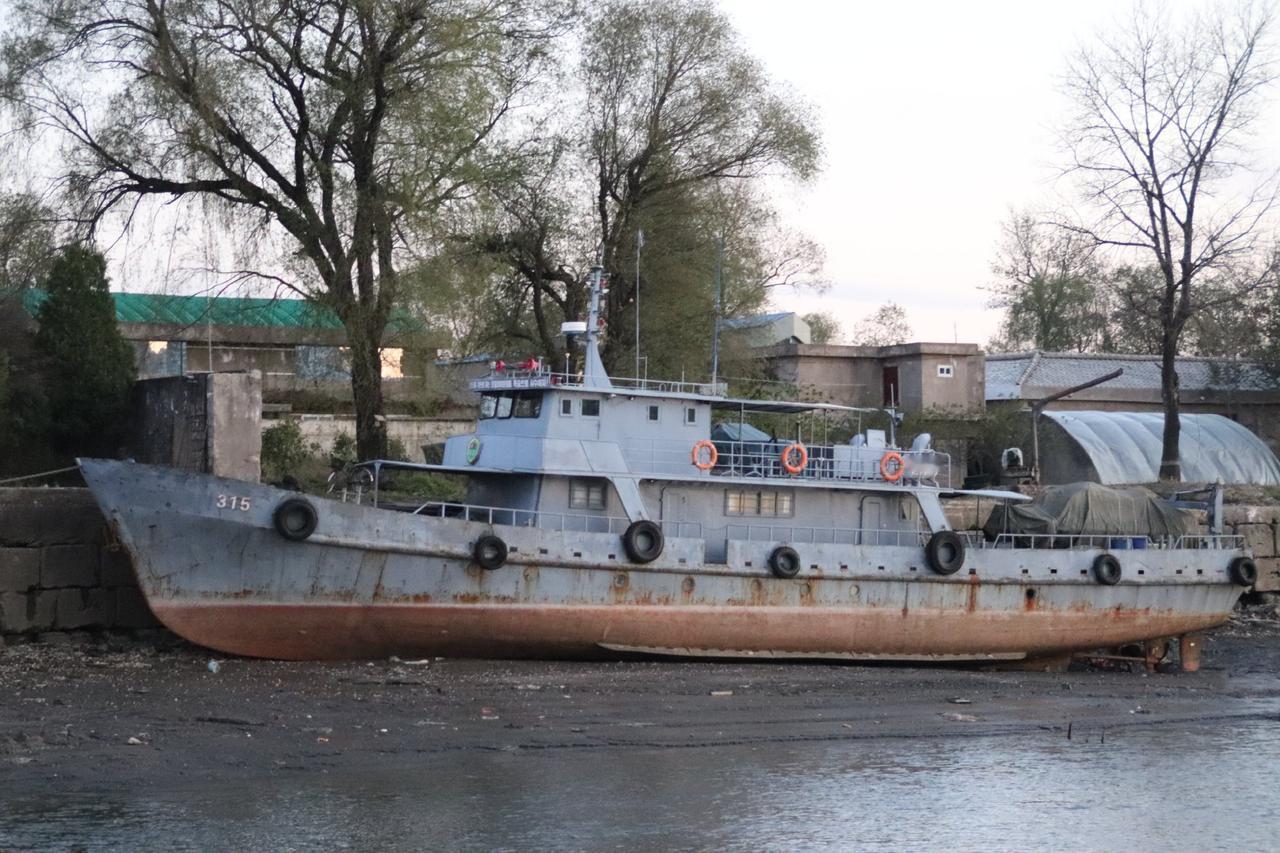 朝鲜在鸭绿江中的边防船艇图1所示315艇，可能类似于我们的交通艇。图2的“丰新