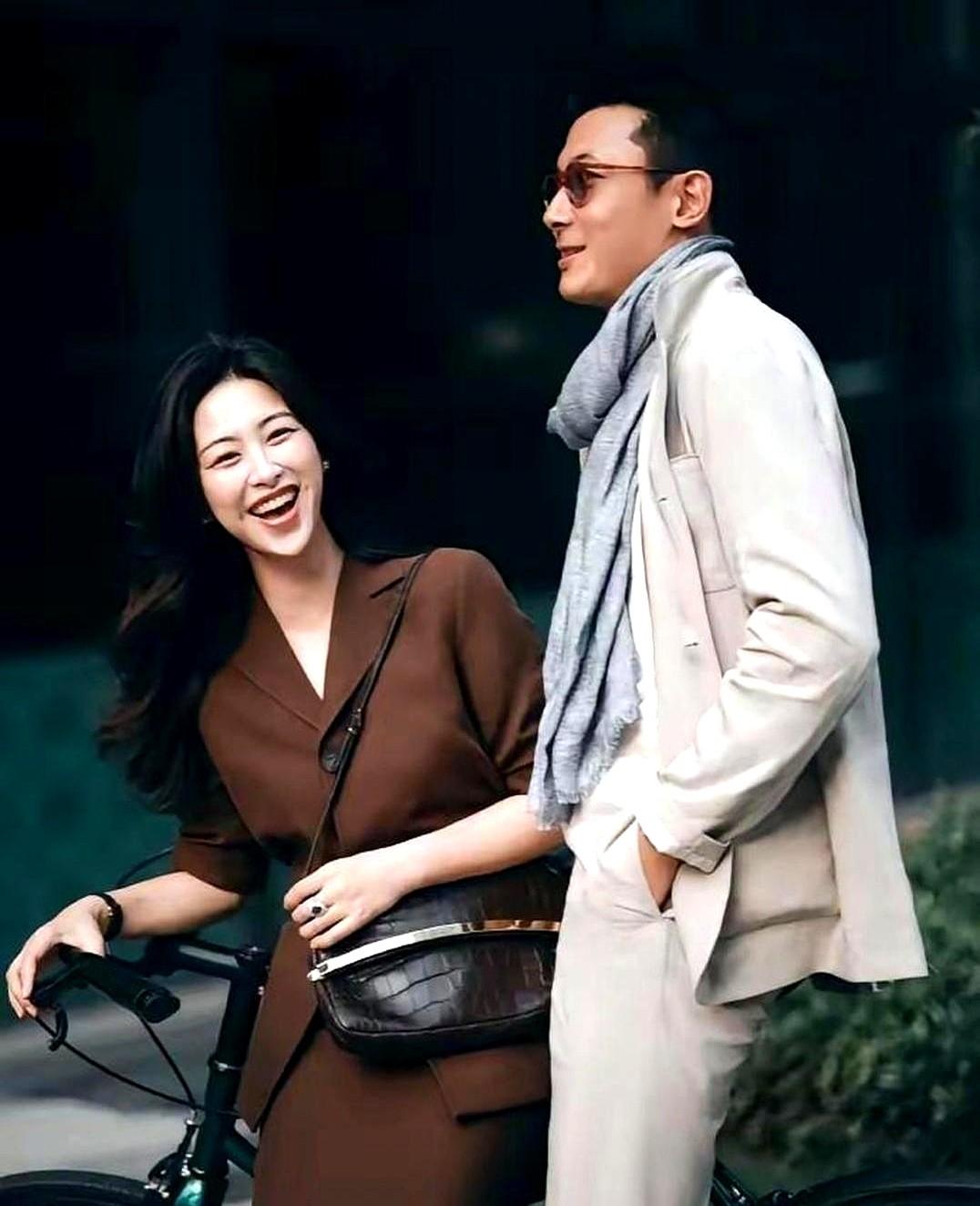 街头相视一笑，这大概就是中年爱情最顶级的炫耀。朱珠裹着一身棕调西装套裙，身边