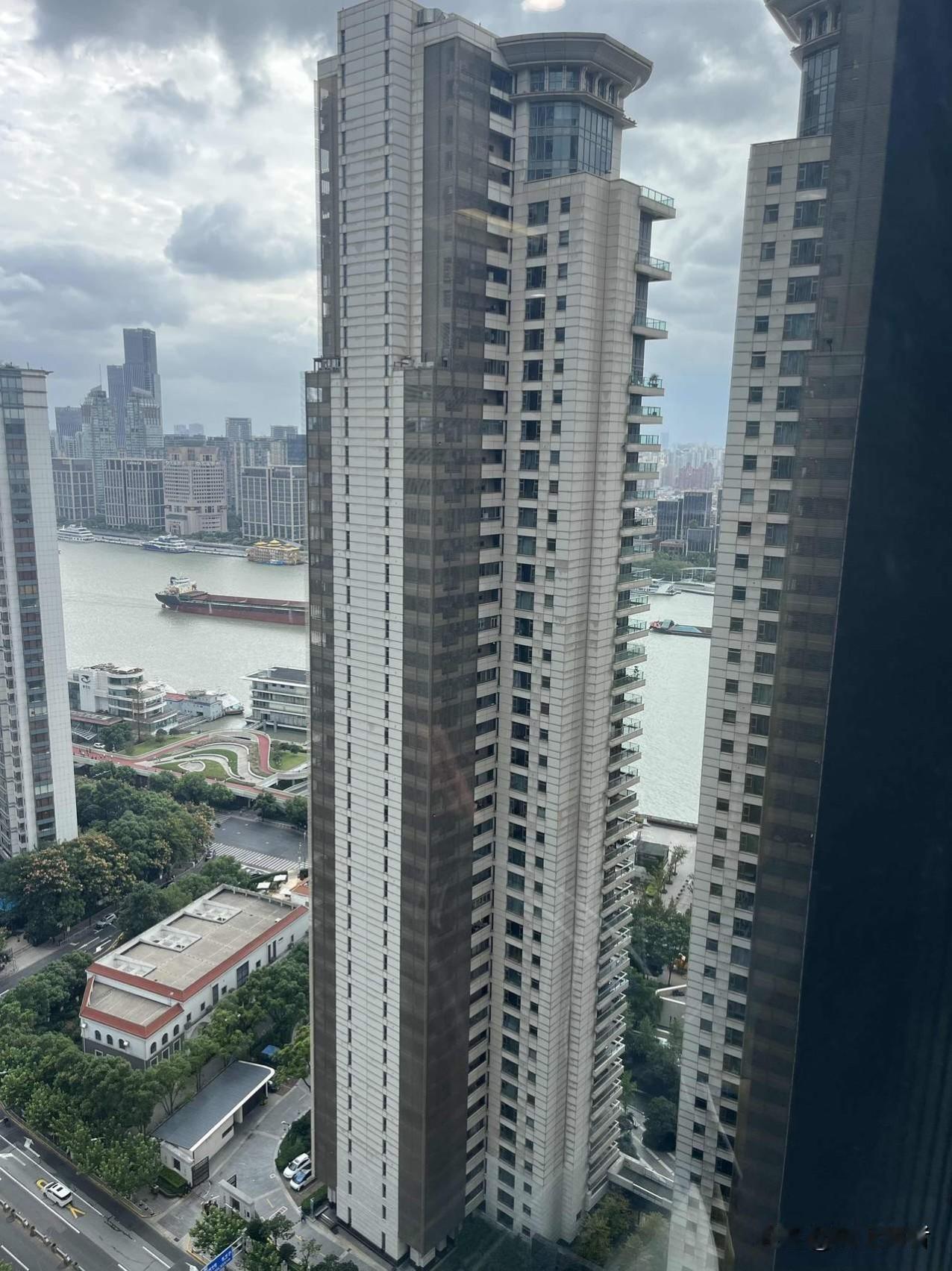 位置有多重要？这么说吧:汤臣一品地处上海市陆家嘴滨江核心地段，黄浦江畔，正对着外