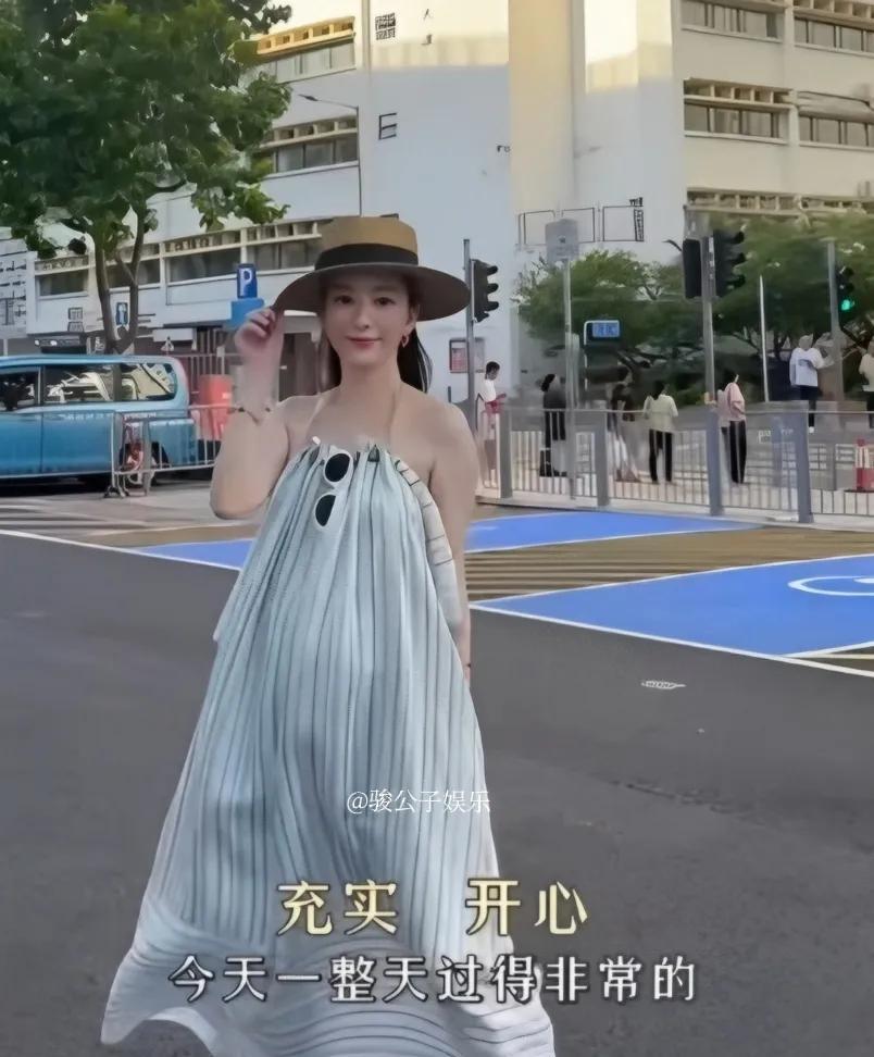 郭富城和方媛一家四口坐游艇出海~方媛肚子已经很大了，但她肚皮保养的很好，一点妊娠