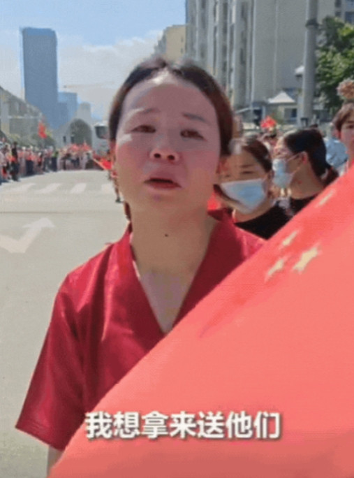 上人民日报了！7月5日贵州，女子为了送别人民子弟兵，竟然一次性买了10多个西瓜，
