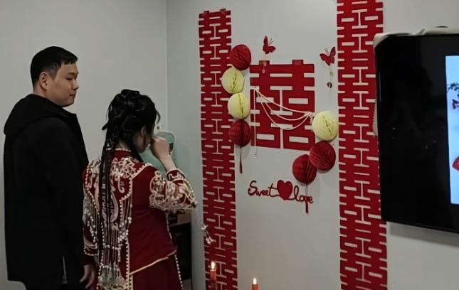 山西小伙办极简婚礼总花费仅一万六千元最近各地接连走红的极简婚礼，直接戳破了婚庆行业藏了多年的溢价窗户