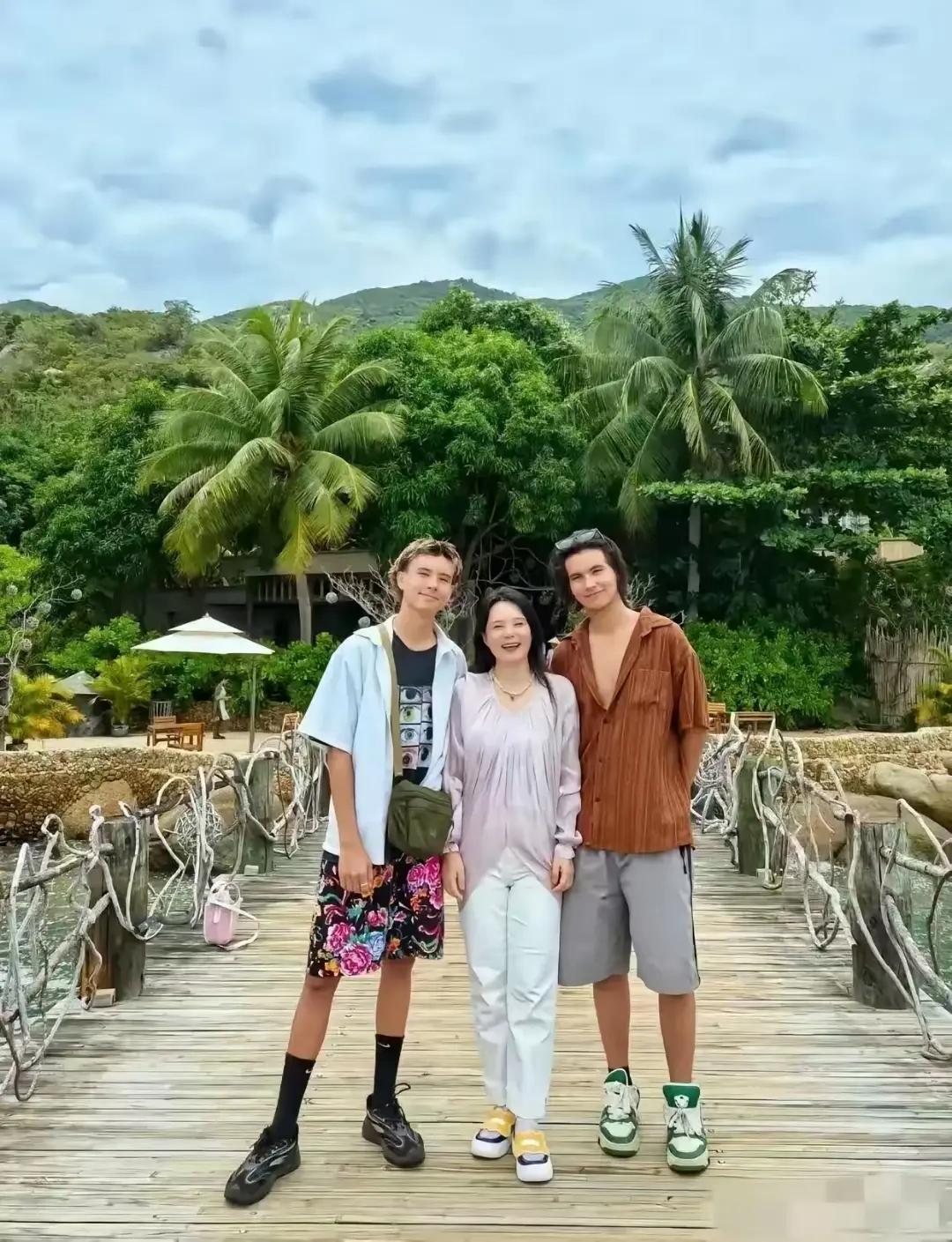 没想到龚琳娜的儿子们竟然都这么帅。