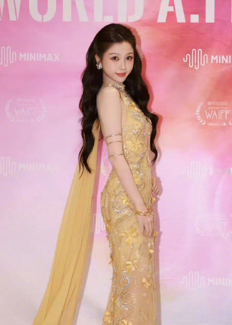 虞书欣戛纳第二套造型欣欣好适合金色呀完全就是公主来着好有时尚感慷慨且富有！女神你