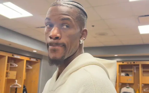 NBA常规赛，勇士123-91击败公牛。赛后勇士球员吉米-巴特勒接受了记者采访