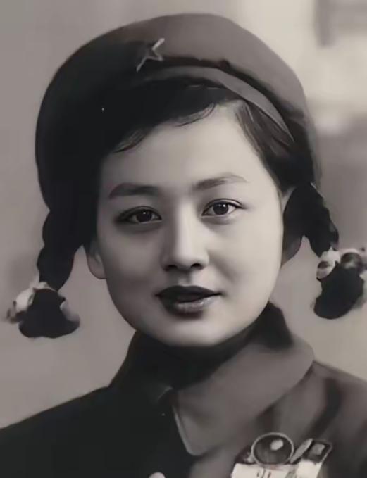 1953年，一位年轻的女志愿军战士在回国途中途经沈阳，趁着换乘的间隙，她走进了一