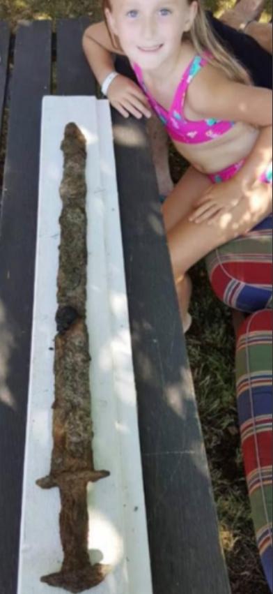 2018年，瑞典一名8岁小女孩，正与家人在湖中玩耍。突然，她发现浅水中立有一根棍