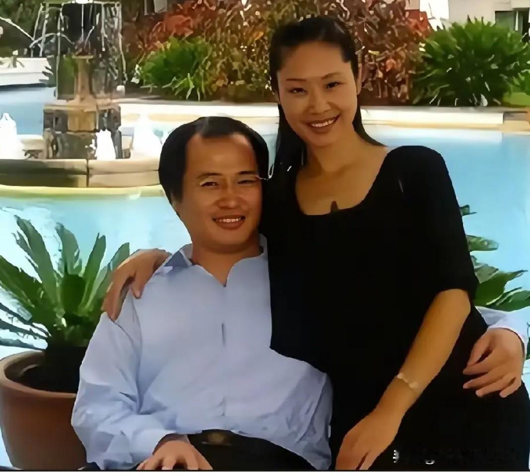 这是著名女高音歌唱家于文华与钢琴演奏家的丈夫李年一张亲密合影。李年比于文华小6岁