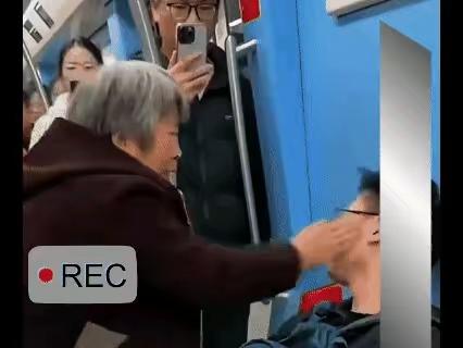 老太太被打懵了！让座是情分，不让是本分，人家也买了票，你凭什么打人家耳光？这