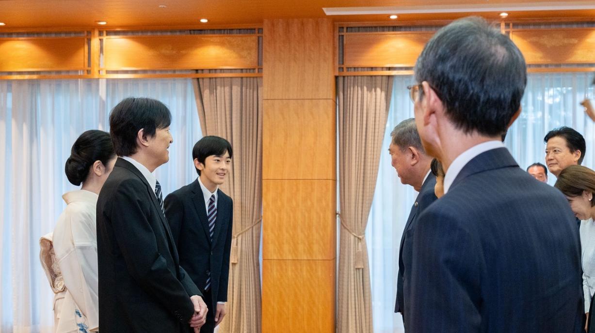 日本首相石破茂受邀吃席，悠仁亲王一脸微笑，十分高兴。菊花王室，只有男性才有继承
