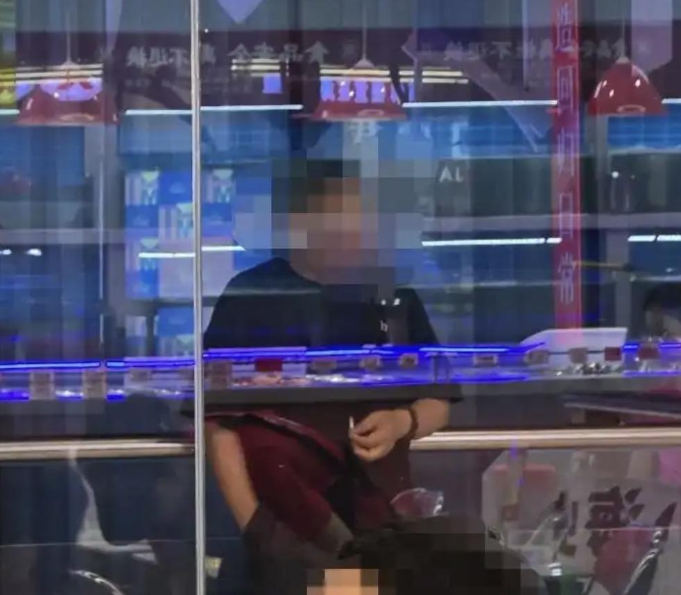 女子在商场内劝阻他人抽烟，结果却遭对方追拍辱骂半个小时！起初看到这起事件时，我