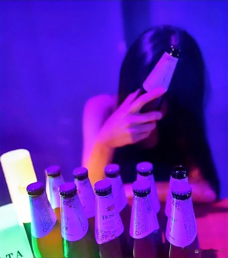 喝酒又惹事了！四川凉山，女子在烧烤店饮酒后，又来到KTV为庆祝朋友的生日而继续喝