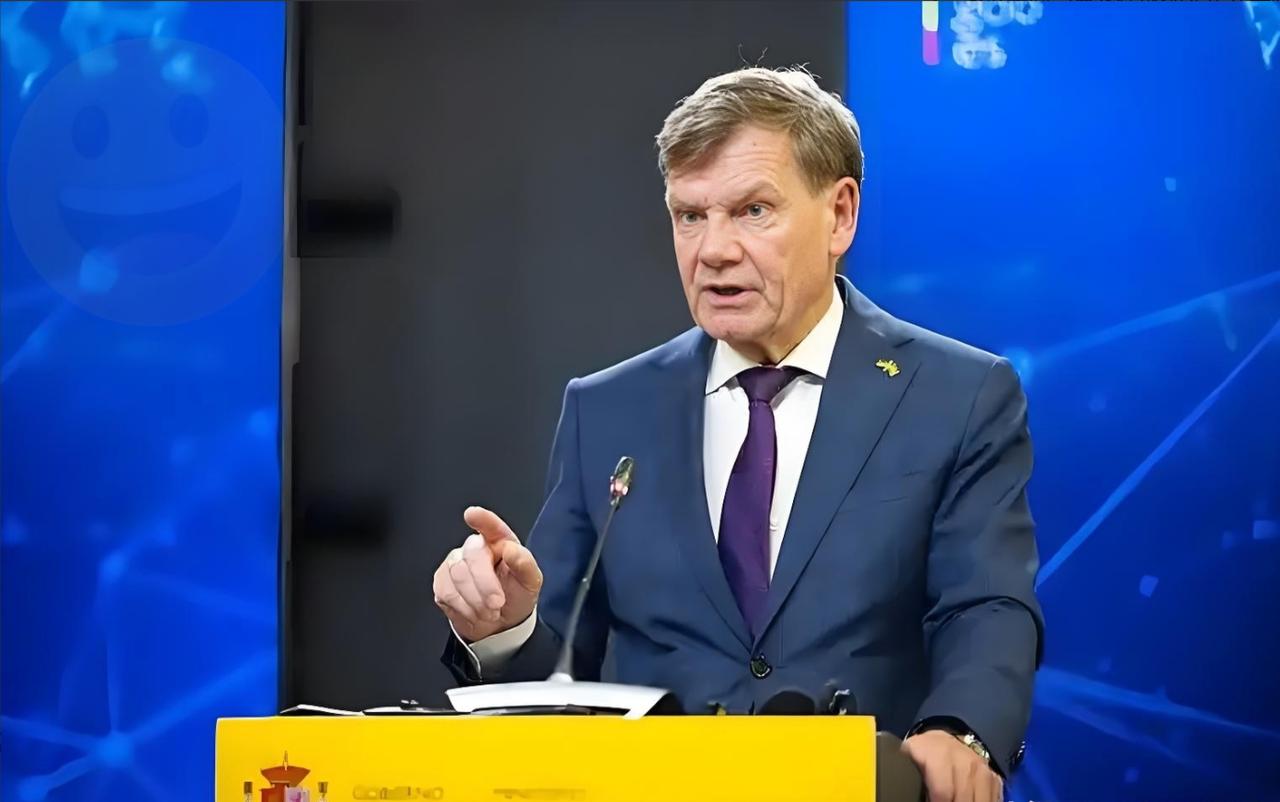 德国政坛最近上演了一出精彩的双面戏：外长贝尔伯克高喊“台海有事就是德国有事”，摆