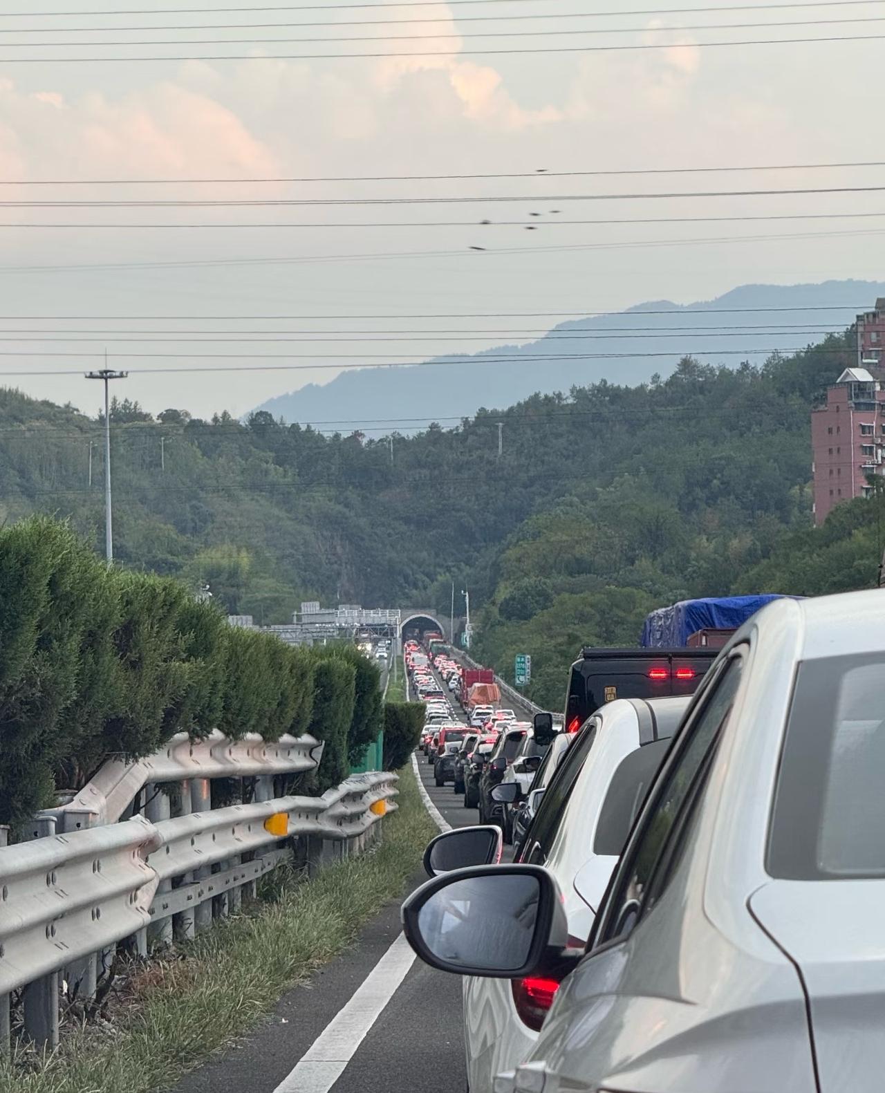 电车不适合假期跑高速。后悔了，我也是没有跑长途的经验，高速不是封路就是绕路，