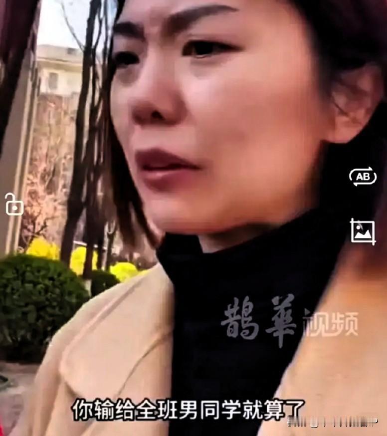 儿子在班里掰手腕输给了全班女生，妈妈发愁：我都不好意思来接你了，谁知儿子一番话，