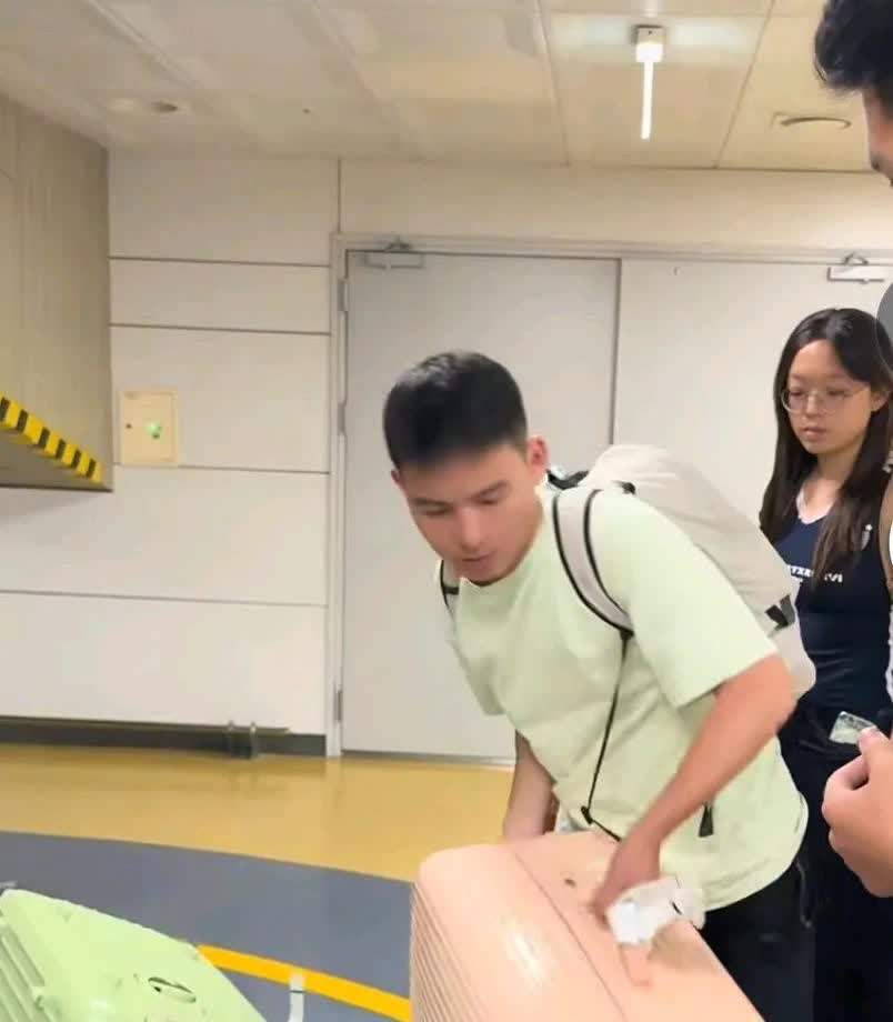 真惊喜，谢浩男去韩国济州岛了。这应该是他第一次出游国外吧。妈妈说：陪小小