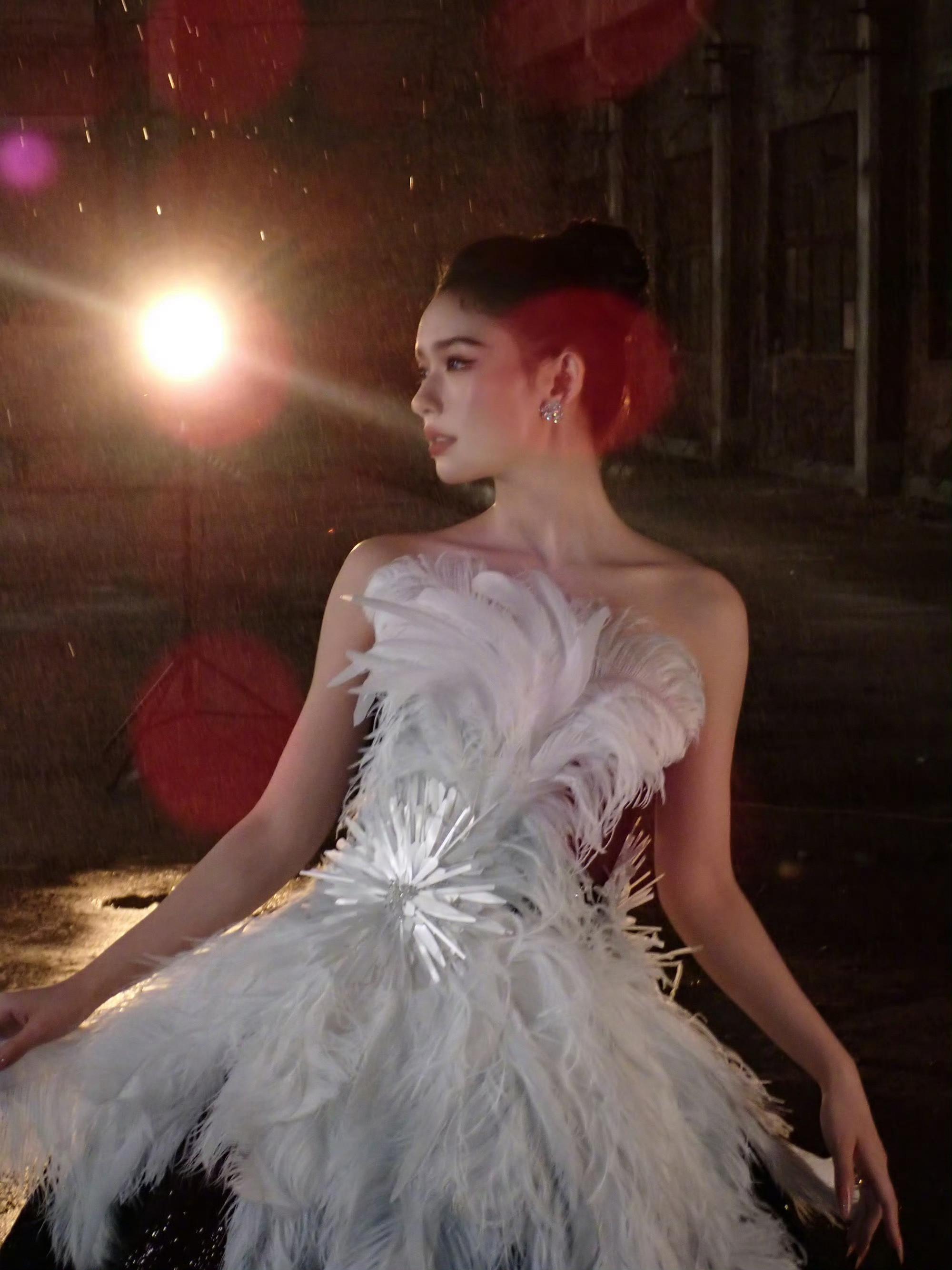 林允姐姐，最近降温要注意保暖啊，工作的同时要注意休息啊！！黑色美甲和衣服好搭！