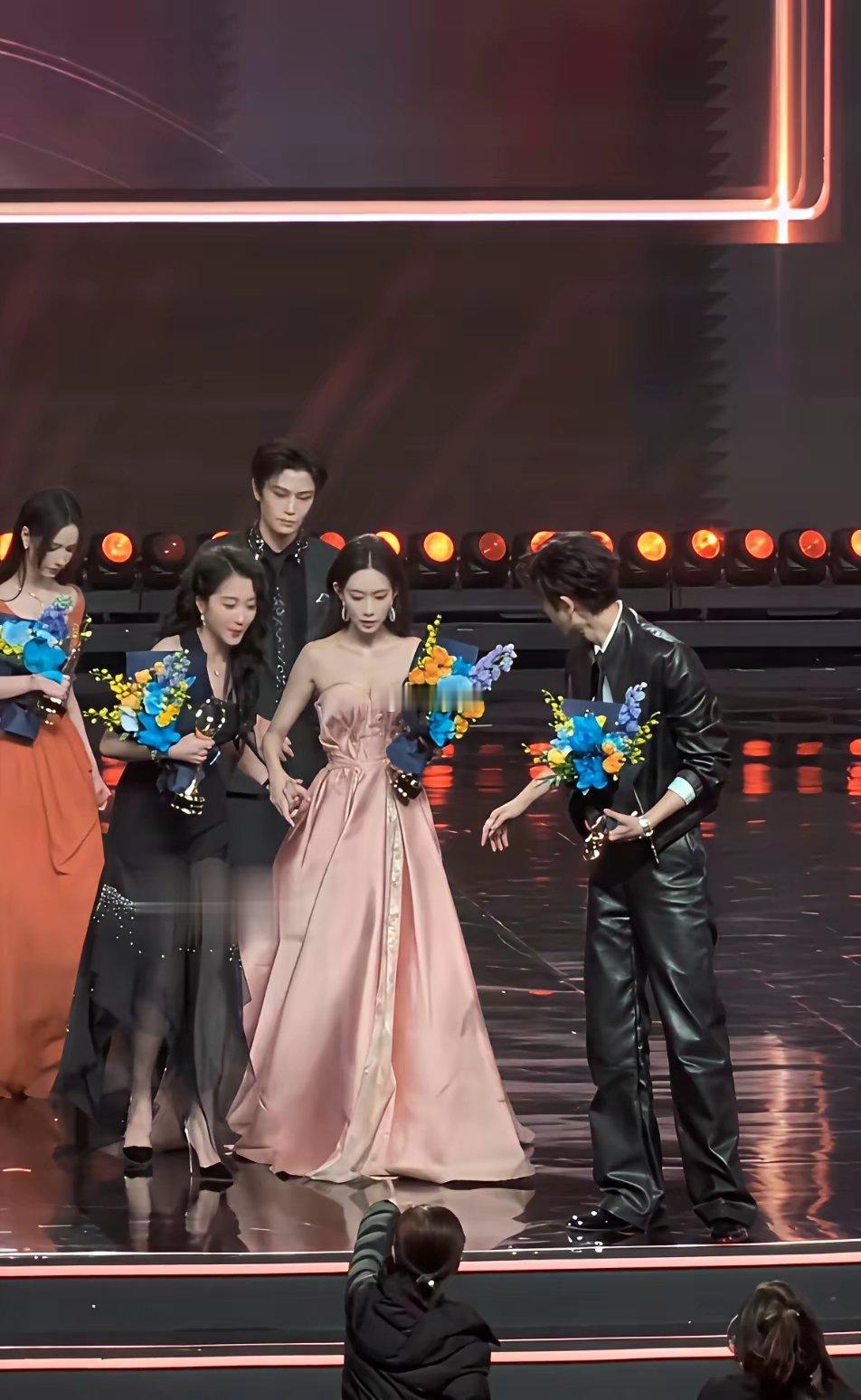 张凌赫就站眼前，孟子义愣是当空气，一个点头都懒得给。旁边白鹿刚看见他，脸唰一下就