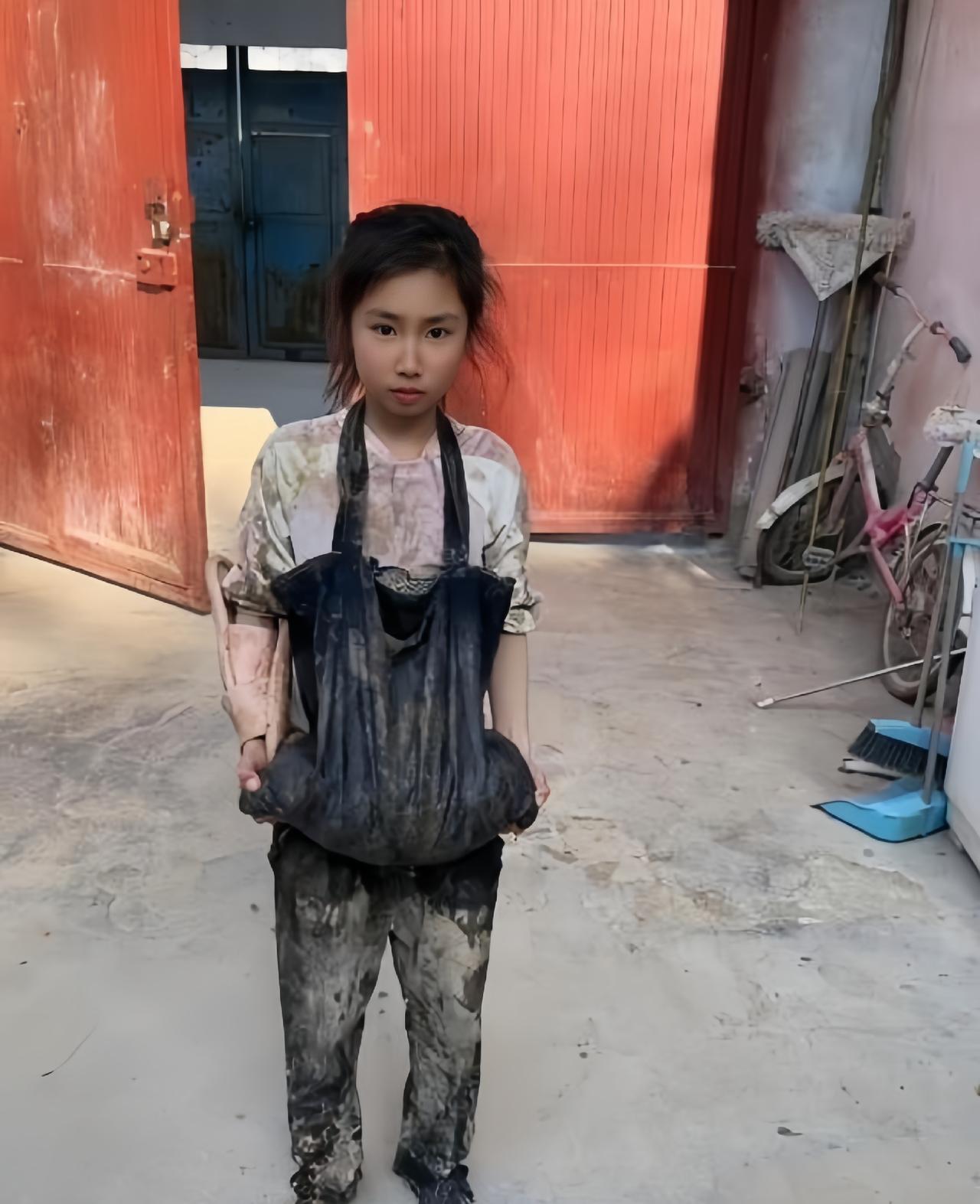 “笑不活了！”陕西，女子看到女儿往书包装盆。她问女儿:“拿盆干啥。”没想到，女