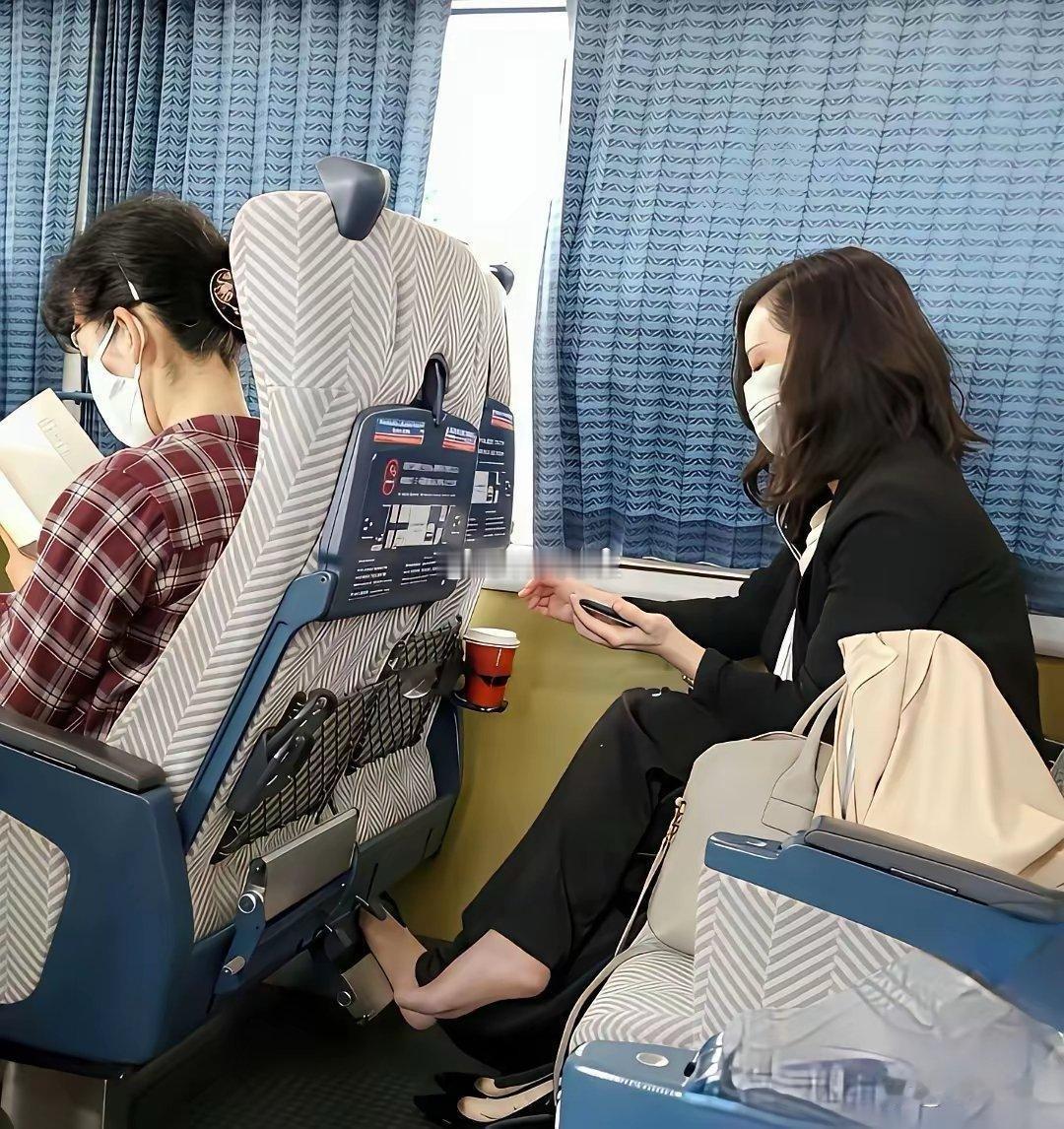 这样这位美女的脚气会弄到高铁上，真是没素质