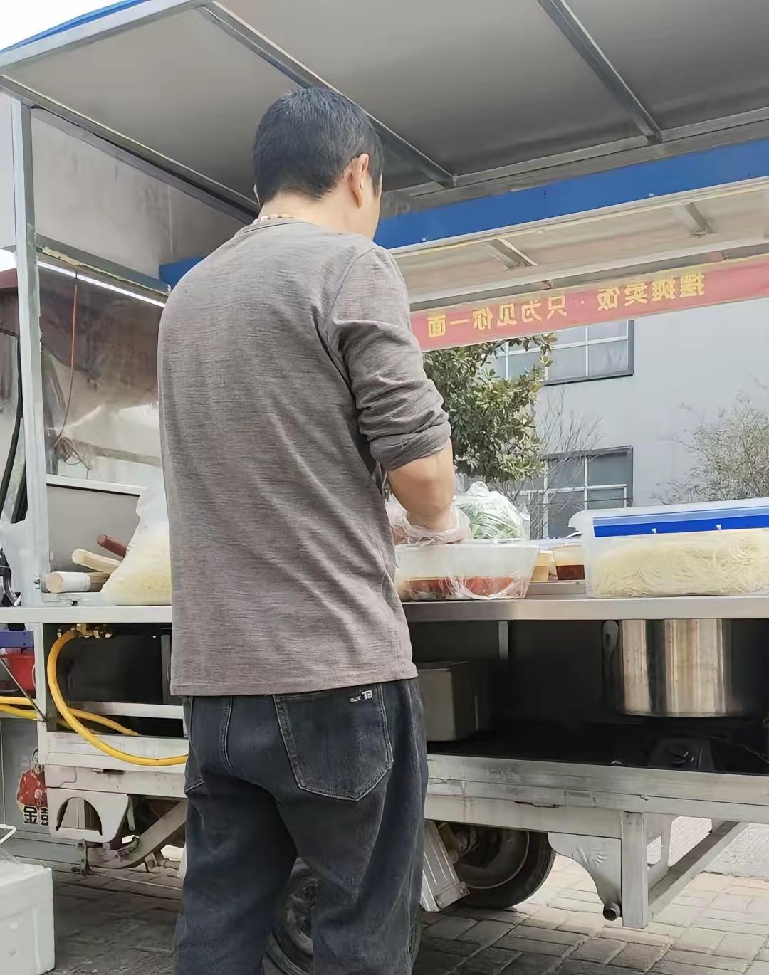 我老公摆地摊，5天后，我彻底懵了，我老公是厨师。放着一月8000工资不干，非要自