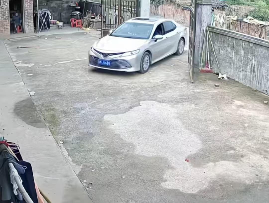 夫妻俩因过年不给娘家钱发生矛盾，丈夫一气之下直接丢下妻子回家。妻子哭诉，就因为去