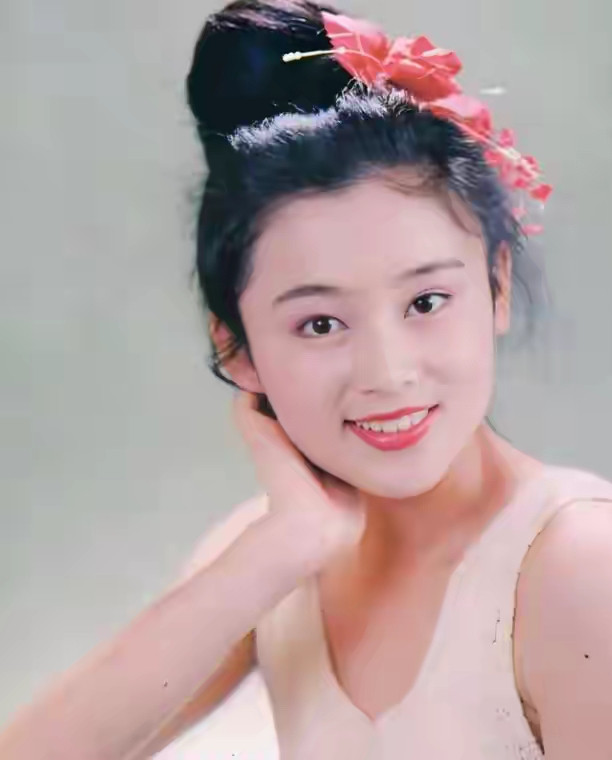 年轻时凭借出众外貌备受关注，陈红和导演走到一起，婚后四年生下儿子陈飞宇，孩子十七岁踏入演艺圈就拿到男