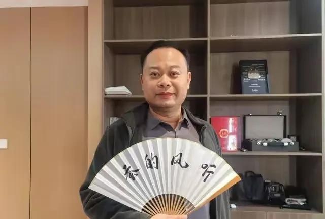 一直以为听风的蚕比我小，知道他是军人，我也是军人，虽然都是军人过，但是本人无成绩