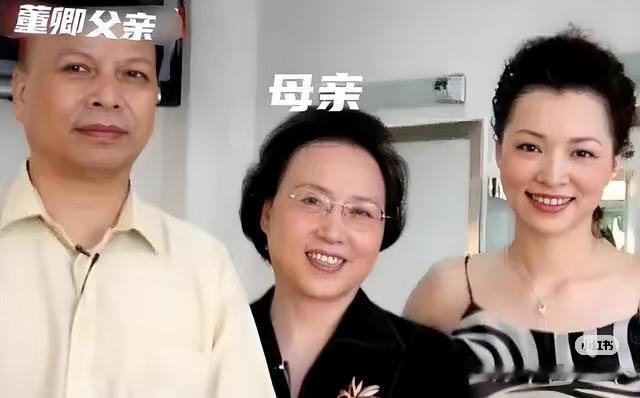 董卿妈妈放心不下老伴的原因找到了，瞬间也就理解了。董卿这些年早就把生活重心放回