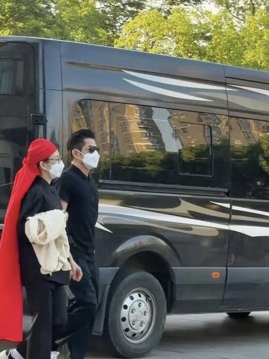 陪老婆回老家的郭富城返回香港了，只见他拿着行李走在机场，左手居然还拎着一箱绿色的