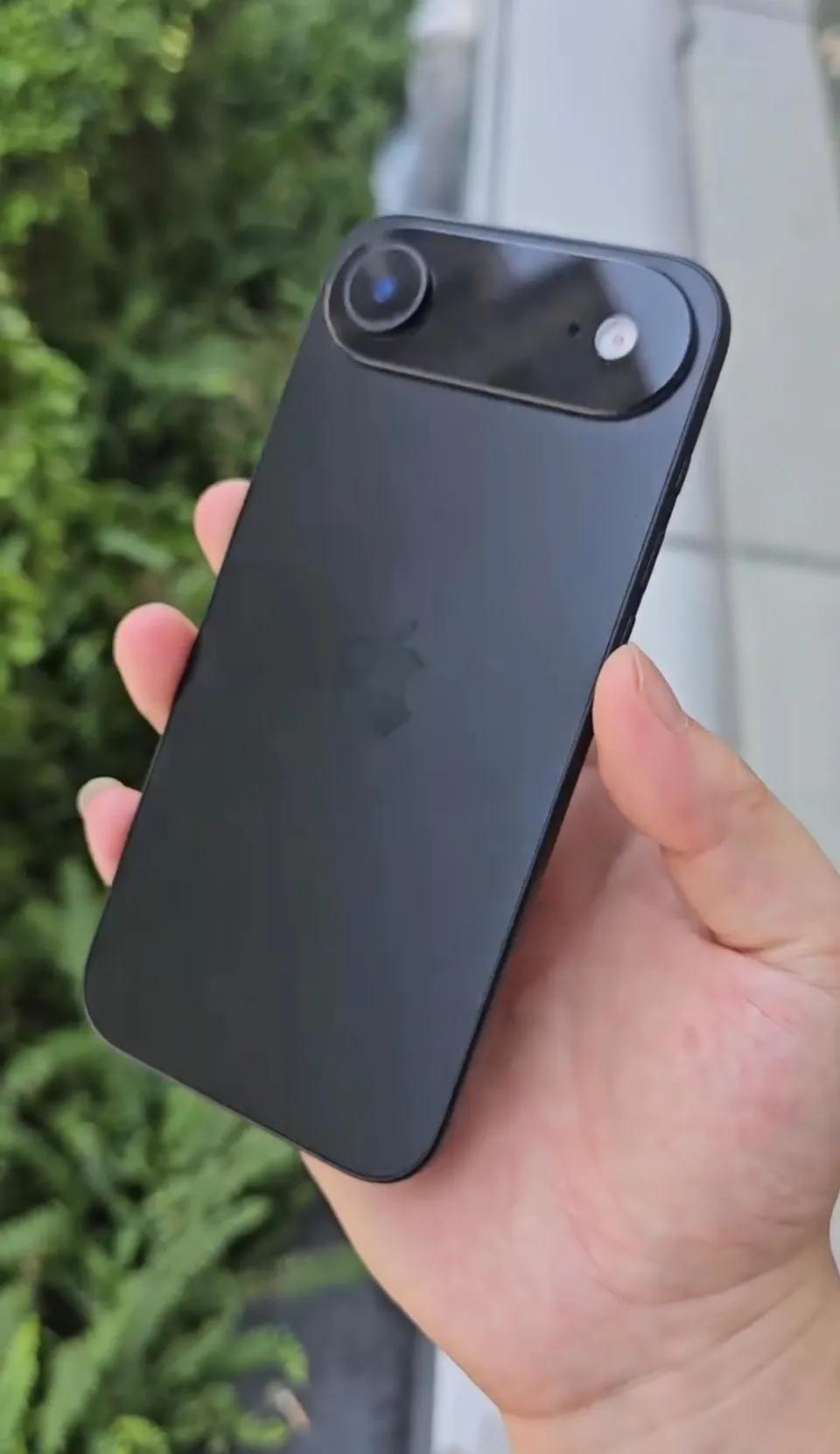 iPhone17Air，这个厚度也太薄了吧？感觉是真的吗？