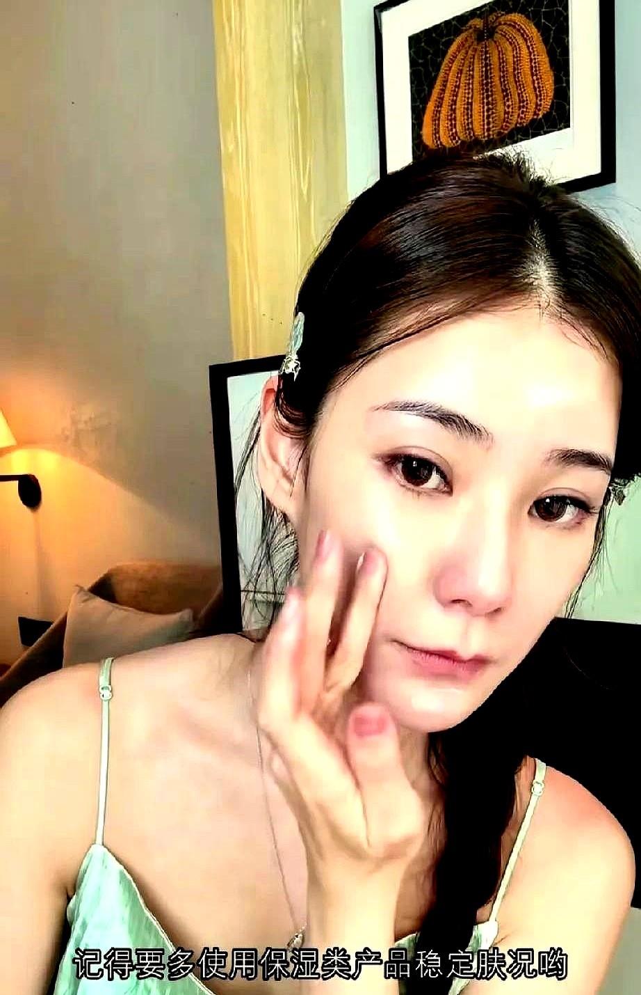 马筱梅模仿了张颖颖的视频风格，从起床穿着睡衣开始拍，小狗在床上乱跑，营造出一种很