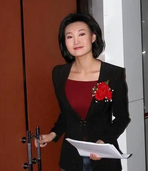 李梓萌说，现在49岁了，还是租房住、没结婚。来北京二十多年一直租房，不是买不起房