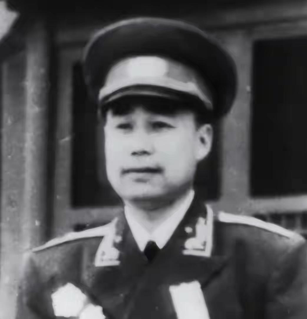 1949年11月30日，重庆正式解放，蒋介石趁着凌晨仓皇乘飞机逃离，国民党重庆警