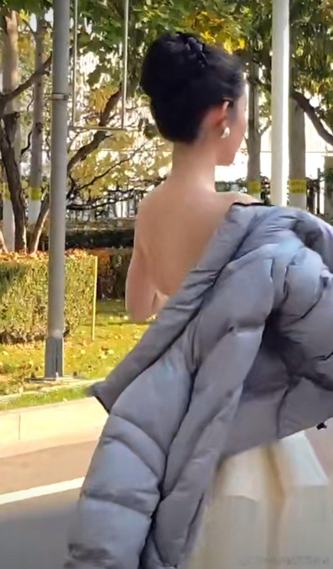 王玉雯公主裙是工作羽绒服是生活 这状态也太好了吧！王玉雯工作公主裙精致优雅，生活