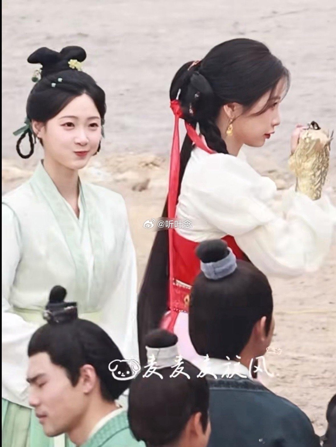 虞书欣旁边的丫鬟好像更灵动水灵。。