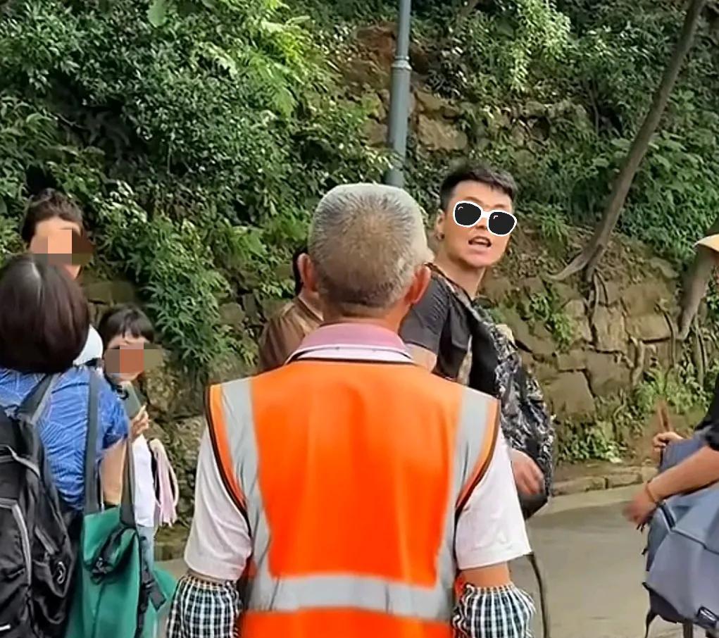 这哥们儿也算是火了，想为贵州黔灵山的猕猴主持公道，怒斥景区老环卫工！他声称自己