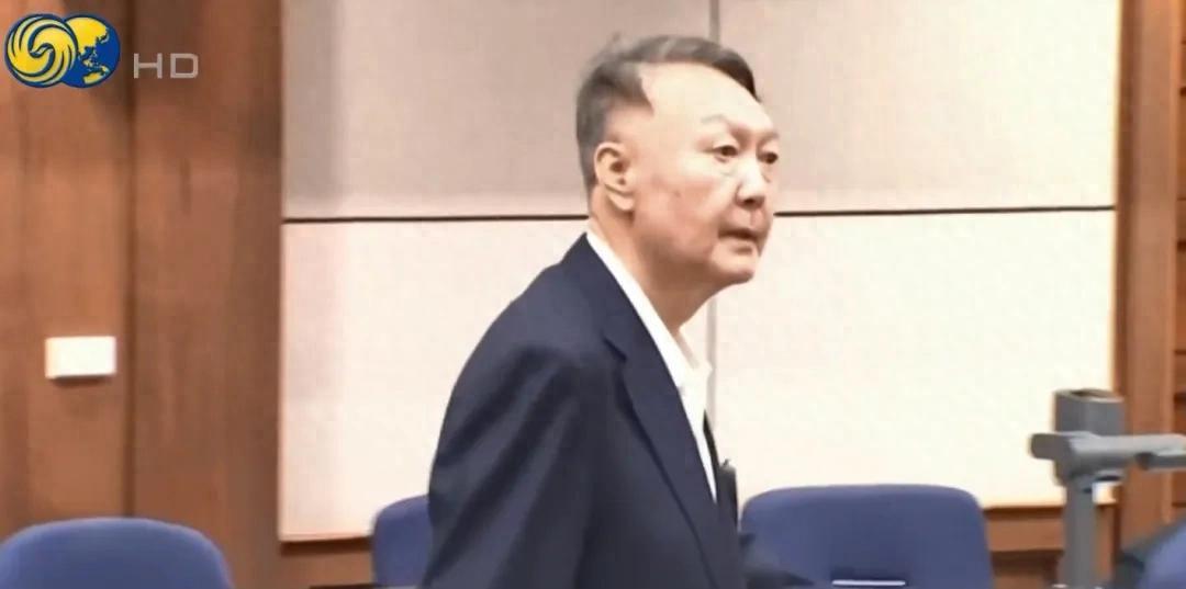10月15日，尹锡悦终于走出了首尔看守所。10月15日，韩国前总统尹锡悦终于迈