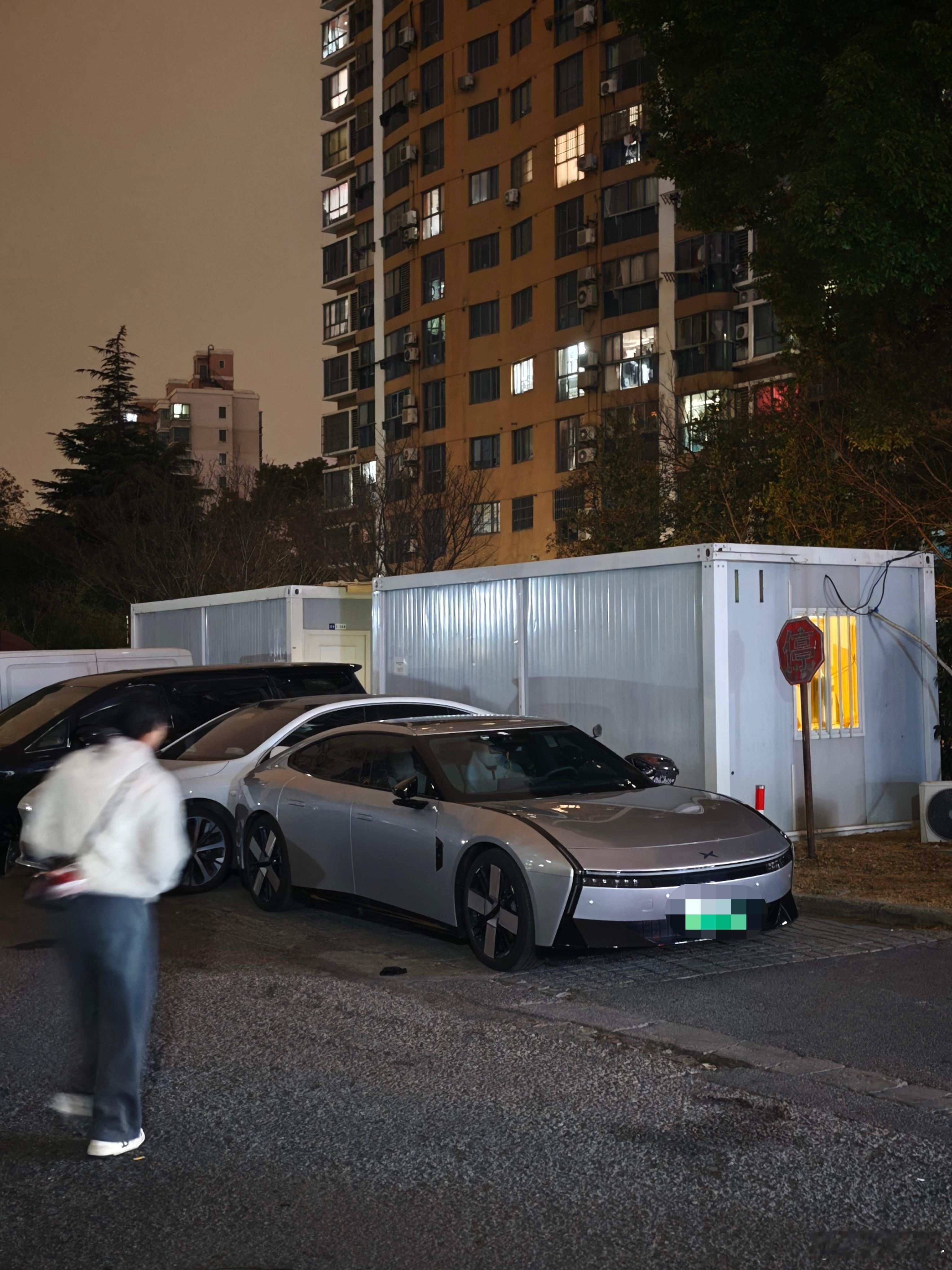 算上我，我们小区周围现在能见到的一共有三辆新小鹏P7。好，也是多起来了。