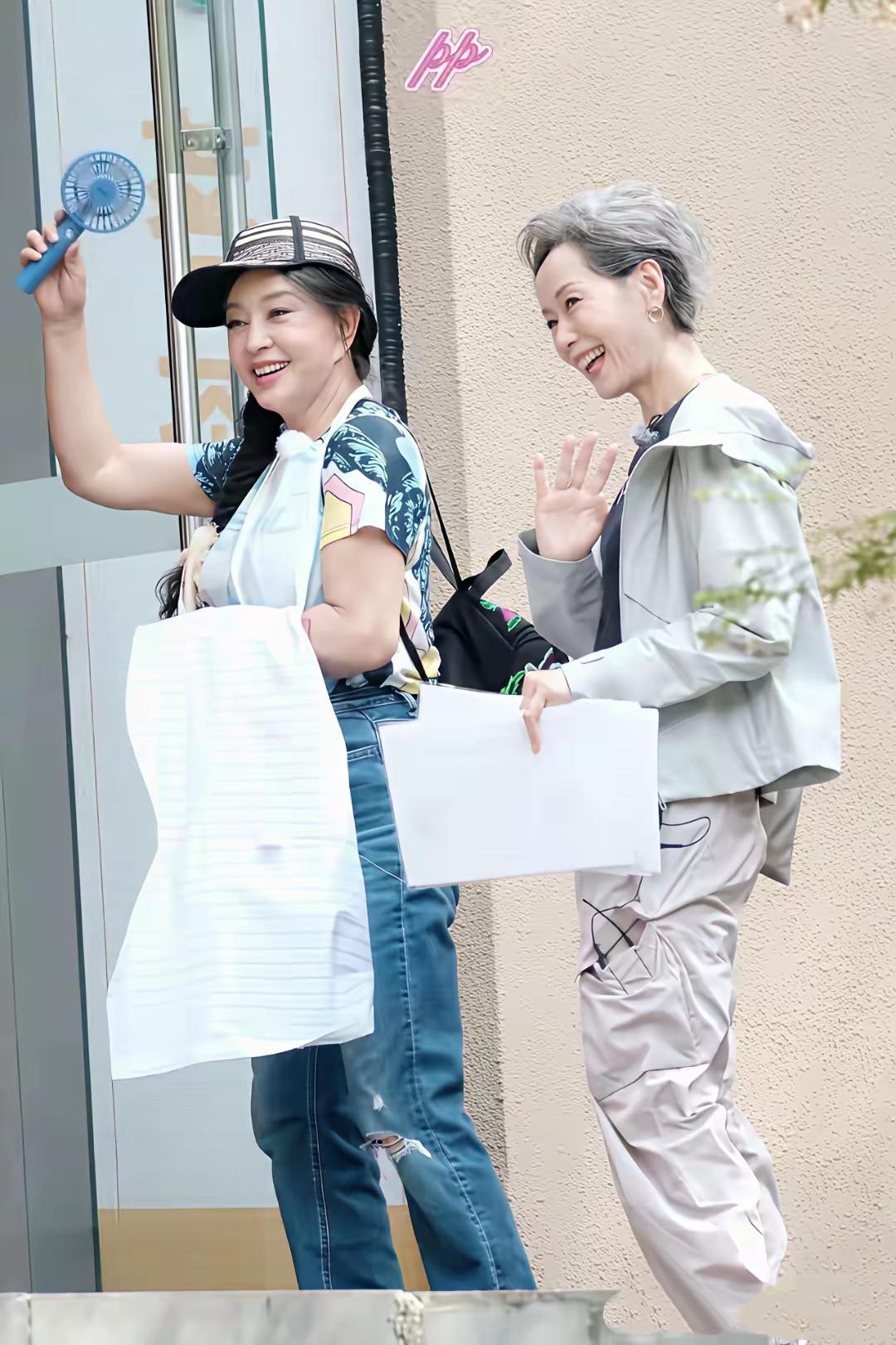 家人们，我必须得跟你们唠唠这超炸的场面！74岁的刘晓庆和62岁的叶童同框，