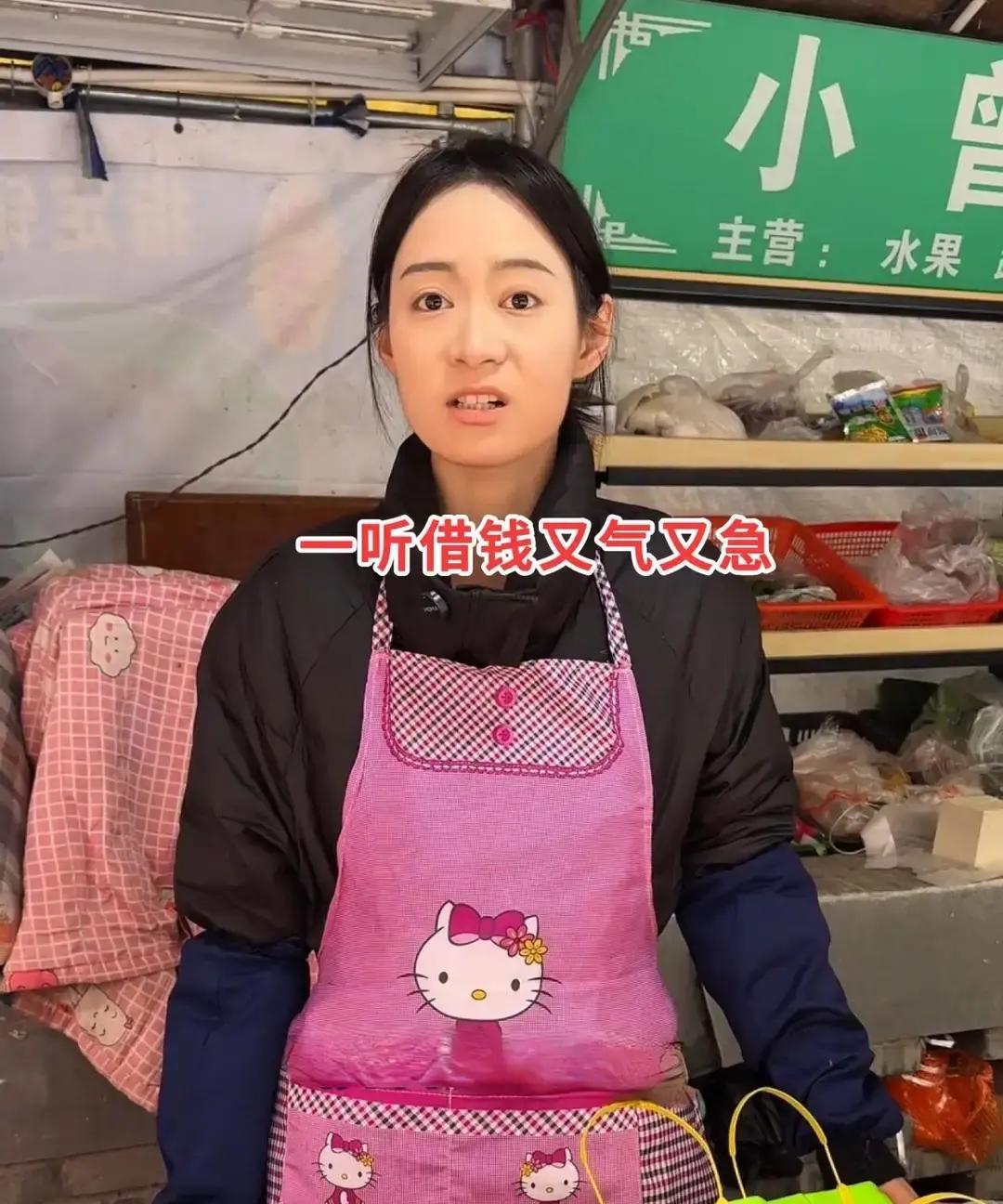 云南曲靖那个欠债120万的男人，拎着一捆捆现金蹲在前妻的摊位前求复婚。视频里