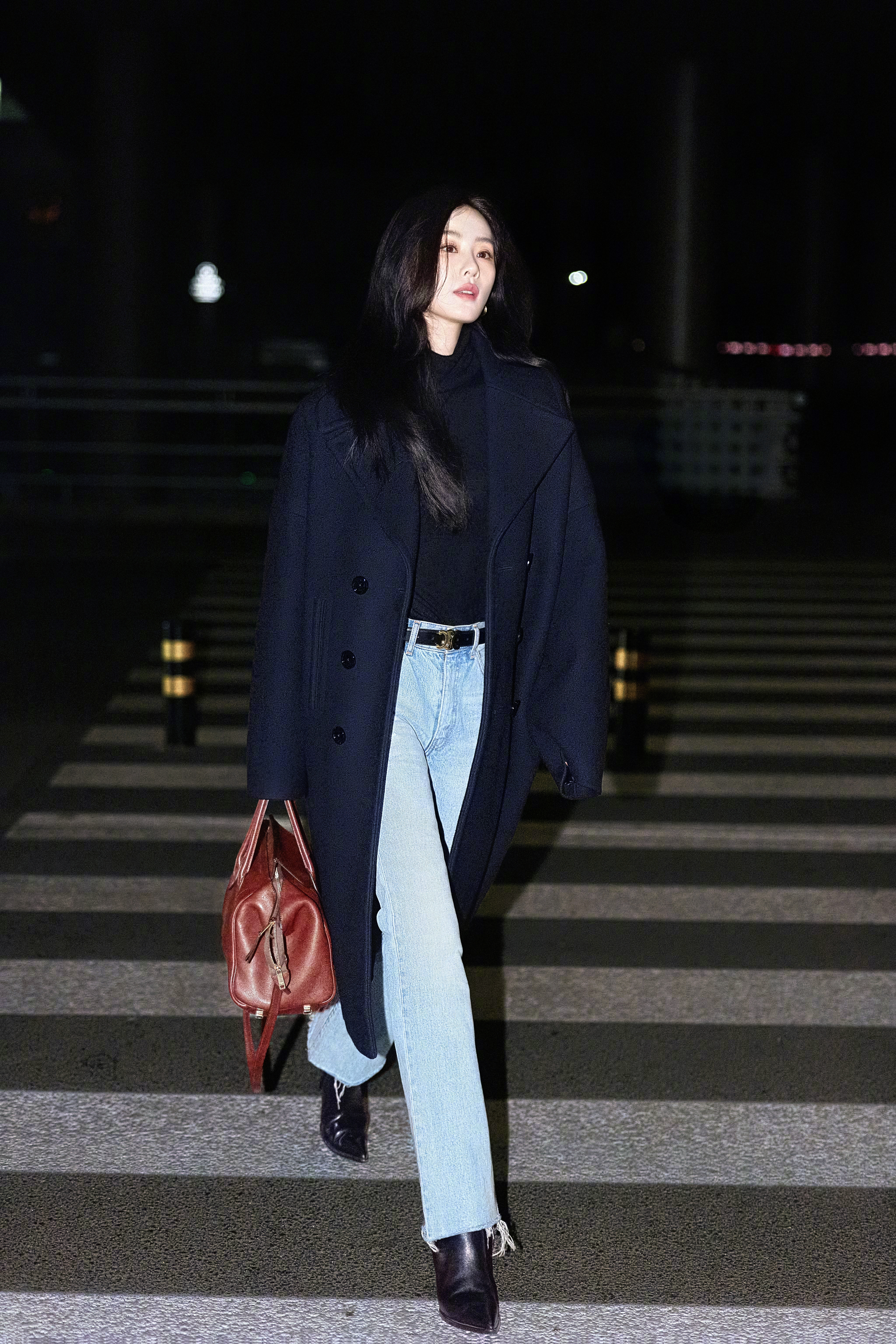 刘诗诗身穿Celine海军蓝大衣和喇叭牛仔裤👖，配搭TRIOMPHE15太阳