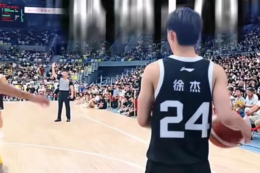 澳教练和徐杰广东队跟墨尔本老虎队三场比赛，徐杰表现出色，吸引了对方这个老教练，