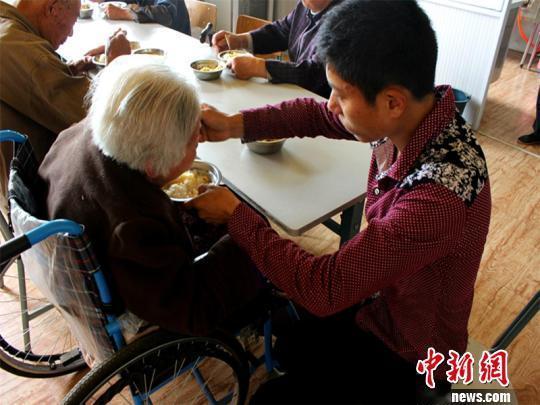 生儿育女竟成笑话！四个子女推来推去，谁都嫌97岁的老娘是个累赘。结果呢？孙子