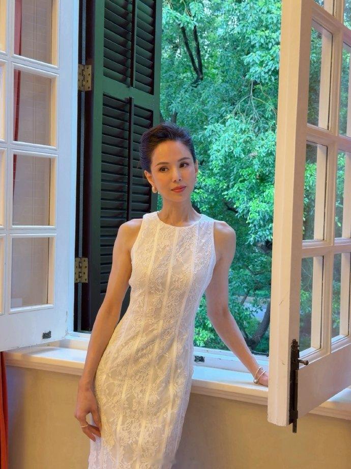 李若彤60岁的身材谁能想到李若彤60岁了不追求少女感，60岁的李若彤，靠紧实