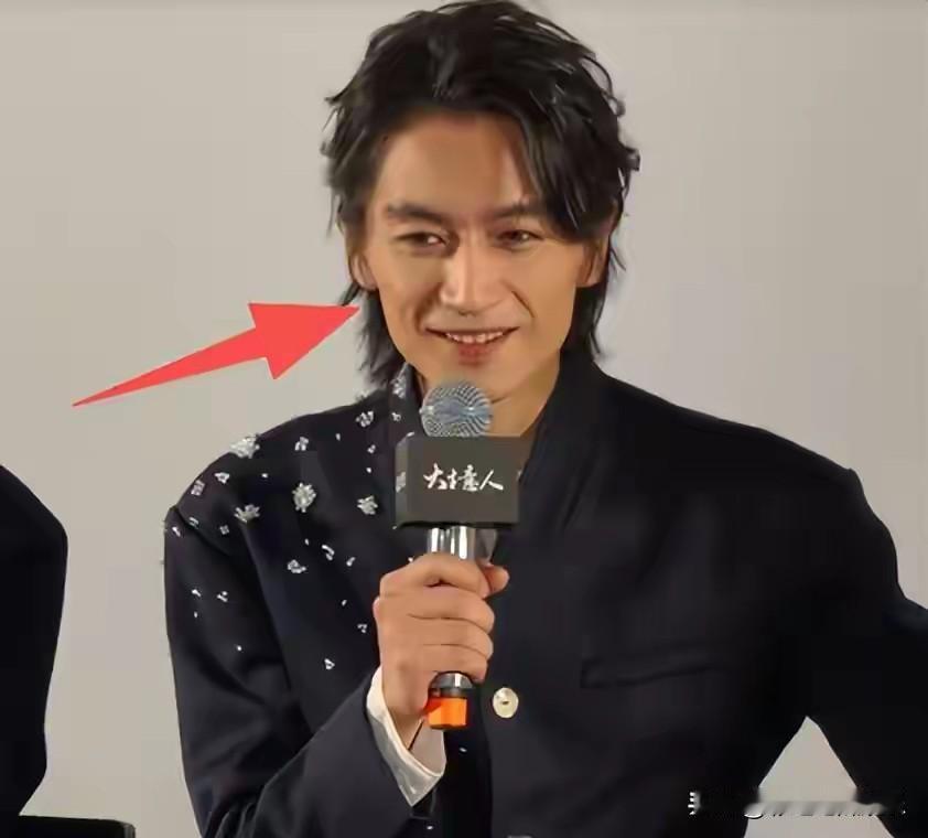 陈晓瘦脱相了，面部凹陷脸颊凹陷，笑起来一口黄牙，面黄肌瘦的，感觉和过去判若两人。