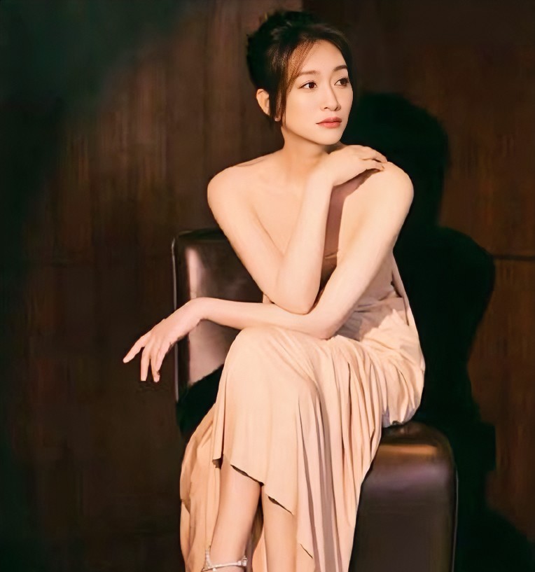 说实话李小冉真的不上镜因为我女朋友有幸见过她女朋友说真人要比照