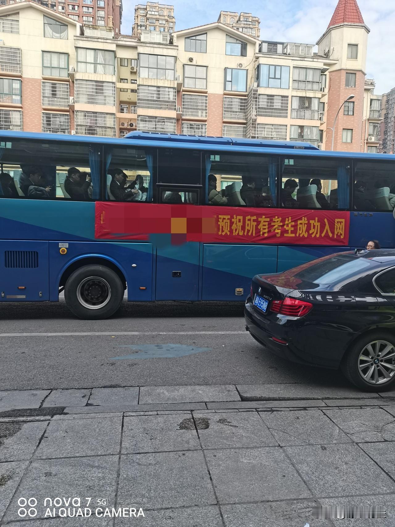 国网面试送行能上这趟车的应届生都是过五关斩六将的强者。首先能有资格参加考试的